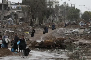 Habitantes palestinos del norte de la Franja de Gaza de dirigen hacia el sur del enclave, aprovechando la tregua entre Israel y Hamás. EFE/EPA/Mohammed Saber