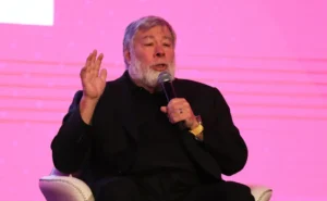 El cofundador de Apple, Steve Wozniak, habla durante una conferencia hoy, en Quito (Ecuador). EFE/José Jácome