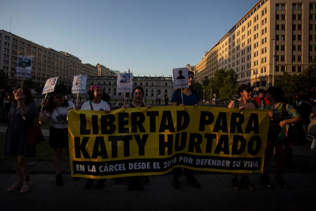 Activistas y ciudadanas marchan al grito de "ni un paso atrás", para exigir medidas efectivas contra la violencia machista y mayor compromiso ciudadano contra esa lacra, frente al Palacio de la Moneda en Santiago (Chile). EFE/Ailen Díaz