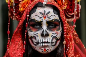 Una mujer participa hoy, en la marcha zombie durante el día de los muertos, en São Paulo (Brasil). EFE/Sebastião Moreira