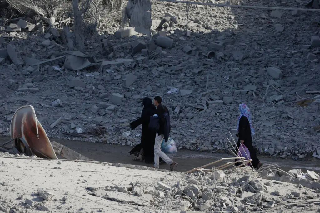 Palestinos caminan en el este de Khan Younis, sur de Gaza, este 23 de noviembre de 2023. EFE/EPA/Mohammed Saber