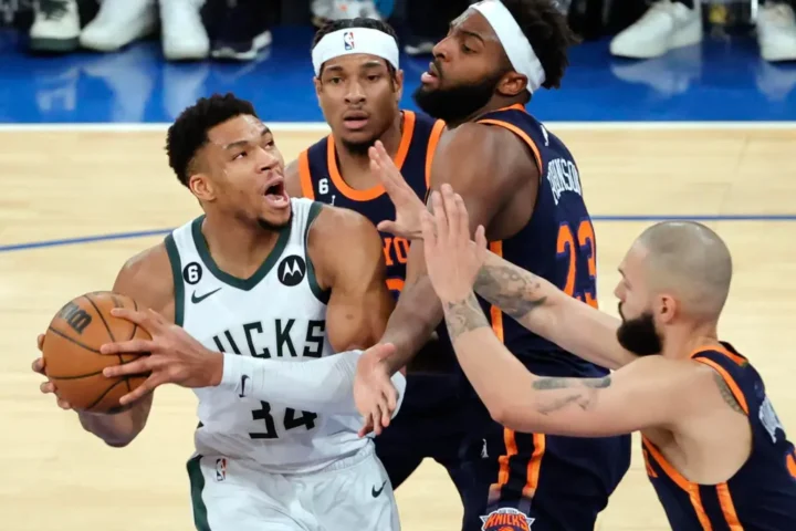 El jugador de los Milwaukee Bucks Giannis Antetokounmpo (i) enfrenta a rivales de los New York Knicks, en una fotografía de archivo. EFE/ Jason Szenes