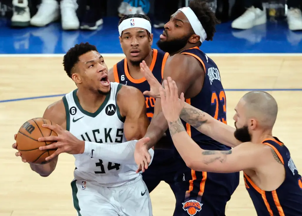 El jugador de los Milwaukee Bucks Giannis Antetokounmpo (i) enfrenta a rivales de los New York Knicks, en una fotografía de archivo. EFE/ Jason Szenes