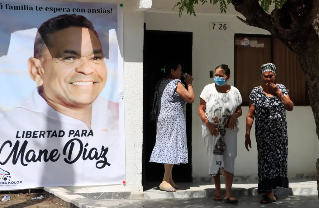 Vecinos del futbolista Luis Díaz en Barrancas, La Guajira, Colombia, este 23 de noviembre de 2023. EFE/ Ricardo Maldonado Rozo