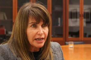 La exparlamentaria israelí Einat Wilf durante la entrevista con EFE este jueves en Madrid. La exdiputada laborista israelí Einat Wilf considera que para Israel la guerra contra Hamás es un infierno y que, pese a que ni la querían, ni la empezaron, lo que desean es que acabe y están "decididos a ganar". EFE/ Cristina Alonso Pascual