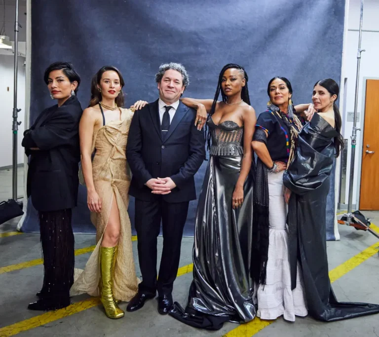 Fotografía cedida por Los Angeles Philharmonic Association que muestra al director de orquesta Gustavo Dudamel (3-i) posa con las cantantes, desde la izquierda, Ana Tijoux, Catalina García, Goyo, Lila Downs, y Ely Guerra. EFE/ Danny Clinch/ Cortesía Los Angeles Philharmonic Association