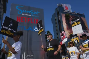 Personas que pertenecen al sindicato de actores de EE.UU. (SAG-AFTRA, en inglés) durante una protesta a las afueras de un estudio de cine de Los Ángeles, California, en una fotografía de archivo. EFE/ Allison Dinner