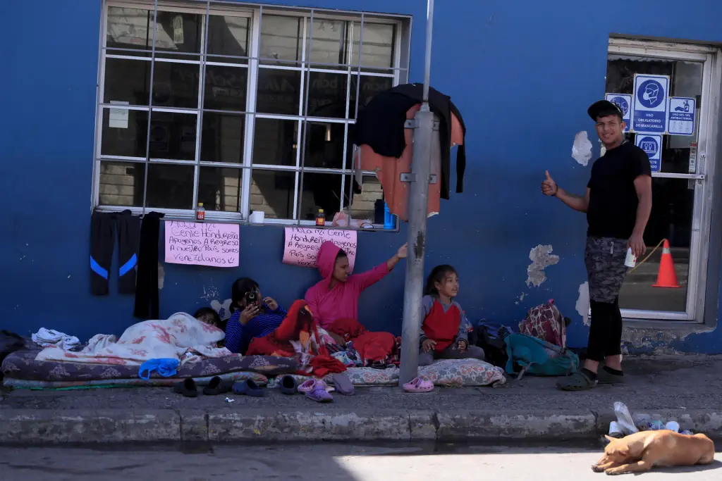 Una familia de personas migrantes pide ayuda en una calle, en una fotografía de archivo. EFE/ Gustavo Amador