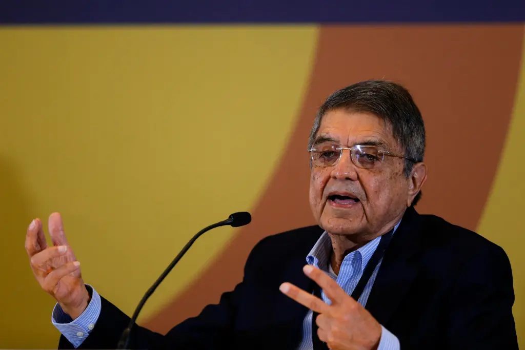 El escritor nicaragüense Sergio Ramírez participa hoy en un conversatorio durante el primer día de la Feria Internacional del Libro (FIL) 2023, en Guadalajara (México). EFE/Francisco Guasco