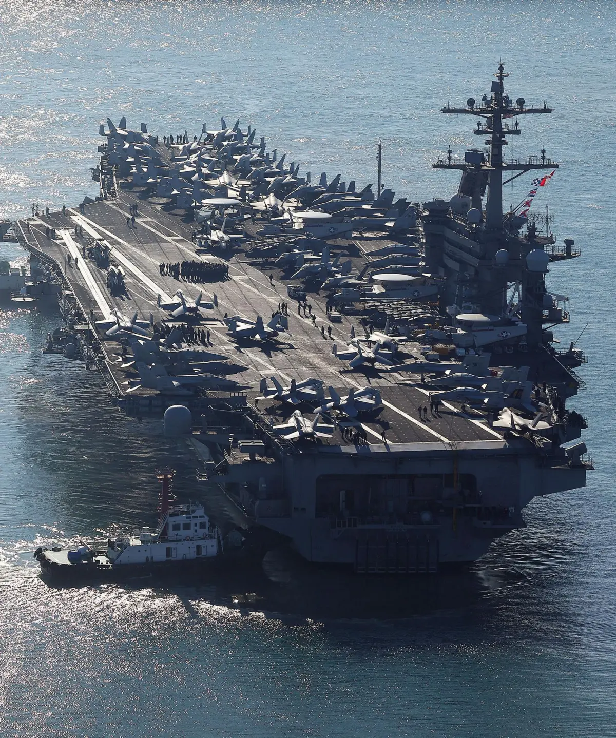 El portaaviones de propulsión nuclear USS Carl Vinson atraca en un puerto de la ciudad portuaria de Busan, en el sureste de Corea del Sur. EFE/EPA/Yonhap