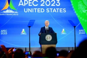 Fotografía cedida por el Departamento de Estado de Estados Unidos donde aparece el presidente Joe Biden mientras habla durante la recepción de bienvenida de los líderes del Foro de Cooperación Económica Asia-Pacífico (APEC) la noche del miércoles 15 de noviembre en el Exploratorium de San Francisco, California (EE. UU). EFE/Justin Tafoya/Departamento de Estado de EE. UU.