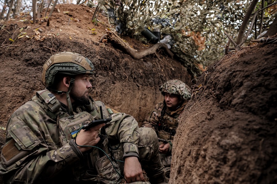 Militares de Ucrania se protegen en sus posiciones en la línea del frente en la región de Zaporiyia. EFE/EPA/Oleg Petrasyuk