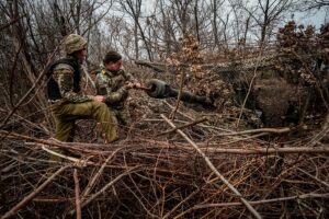 Militares ucranianos de la 65 brigada mecanizada limpian el cañón de un obús en la región de Zaporizhia. EFE/EPA/Kateryna Klochko