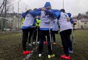 Pokrova", un equipo de fútbol de reciente creación formado por soldados amputados. EFE/Rostyslav Averchuk