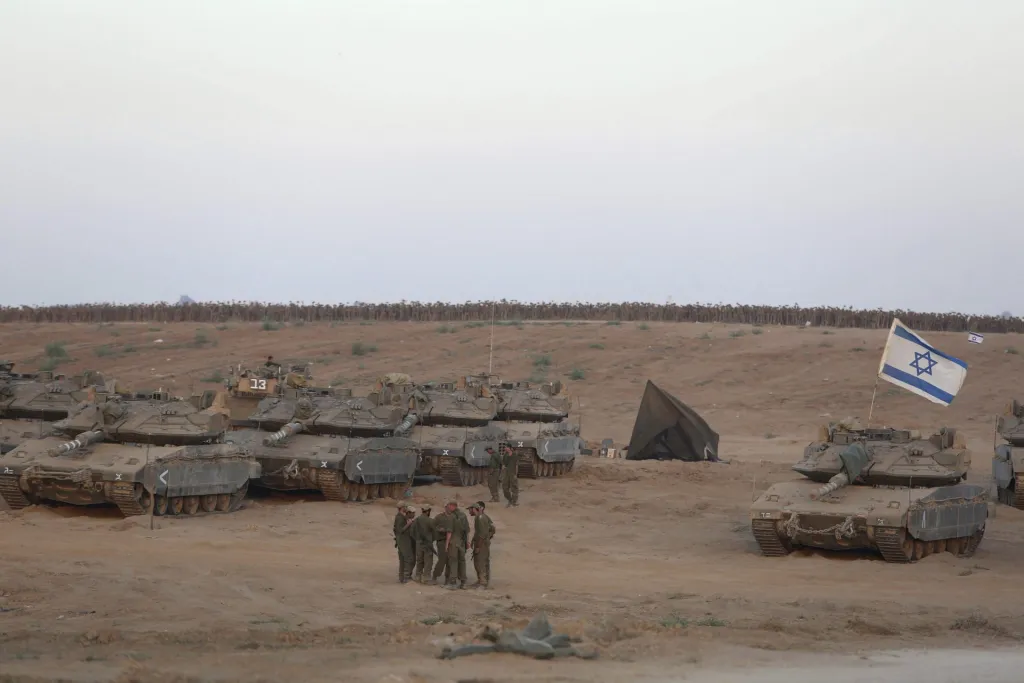 Tanques israelíes esperan a las afueras de Gaza, en una imagen de archivo. EFE/ABIR SULTAN
