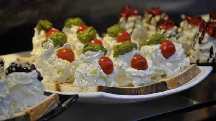 Tostada con burrata y frutos secos caramelizados