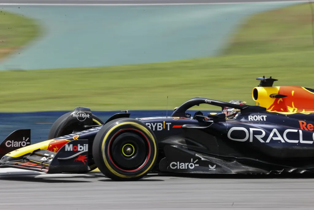 El neerlandés Max Verstappen de Red Bull Racing compite hoy, en el sprint shootout previo al Gran Premio de Brasil de Fórmula 1, en el circuito de Interlagos, en Sao Paulo (Brasil). EFE/ Sebastiao Moreira
