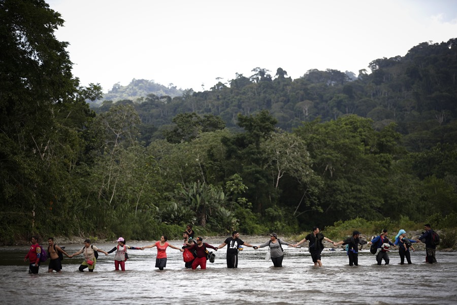 Fotografía de archivo de migrantes cruzanndo el río Turquesa, el 14 de septiembre de 2023 en Darién (Panamá). EFE/Bienvenido Velasco/EPA