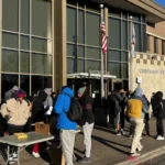 Un grupo de inmigrantes espera en fila para recibir comida de un albergue, en Chicago, Illinois (EE.UU.). EFE/Enrique García Fuentes