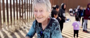 Fotograma cedido por Love Project Films donde aparece la budista judía, de 82 años, Shura Wallin, cofundadora del grupo humanitario Samaritanos de Green Valley. EFE/Love Project Films