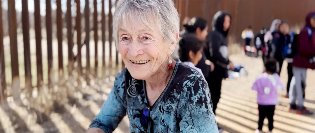 Fotograma cedido por Love Project Films donde aparece la budista judía, de 82 años, Shura Wallin, cofundadora del grupo humanitario Samaritanos de Green Valley. EFE/Love Project Films