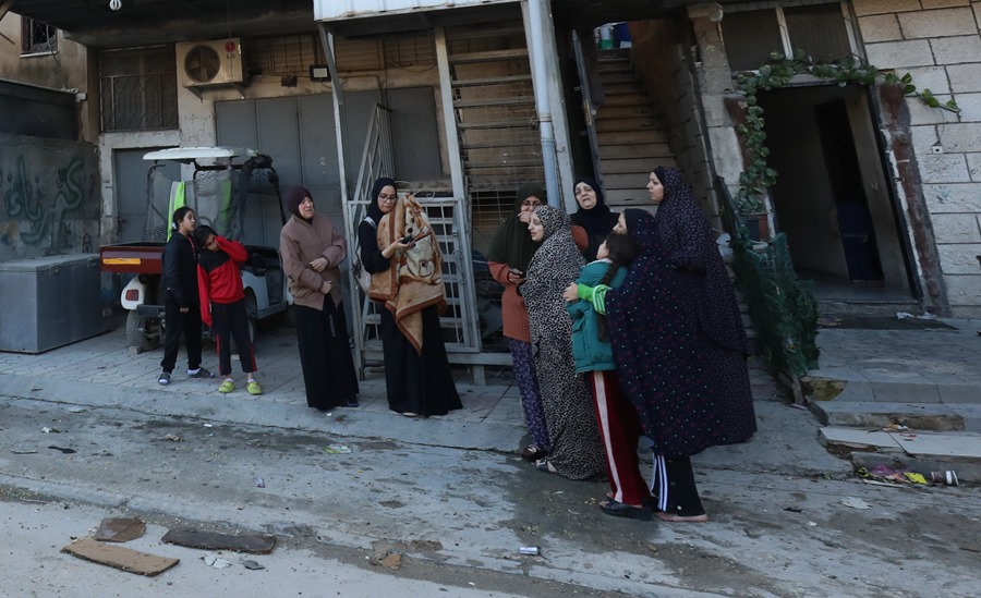 Familias palestinas observan los daños en sus viviendas tras una redada en el campo de refugiados de Al Nur Shams, cerca de la ciudad de Tulkarem, en Cisjordania. EFE/EPA/Alaa Badarneh