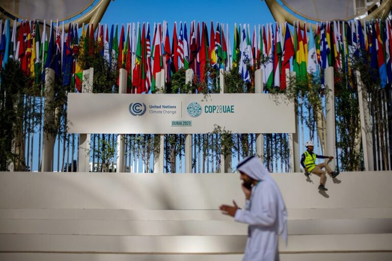 Varios operarios ultiman los preparativos en la Expo City Dubai, sede de la Conferencia de las Naciones Unidas sobre el Cambio Climático (COP28) de 2023. EFE/EPA/Martín Divisek