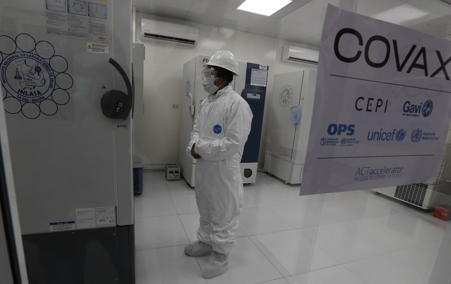 Trabajadores del Instituto Nacional de Laboratorios de Salud (Inlasa)de Bolivia realizan un control durante el traslado de vacunas contra la covid-19, en una imagen de archivo. EFE/Martin Alipaz