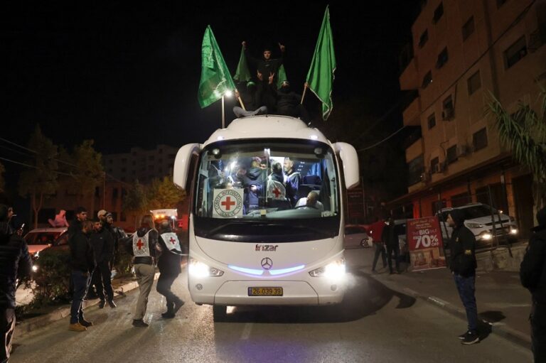 Vista del autobús que transporta algunos prisioneros palestinos liberados de la prisión militar israelí de Ofer llega a Ramallah, Cisjordania. EFE/EPA/ALAA BADARNEH