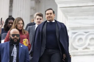 El legislador republicano George Santos (d) sale del Capitolio de Estados Unidos después de que la Cámara votara para expulsarlo del Congreso, en Washington. EFE/EPA/Jim Lo Scalzo