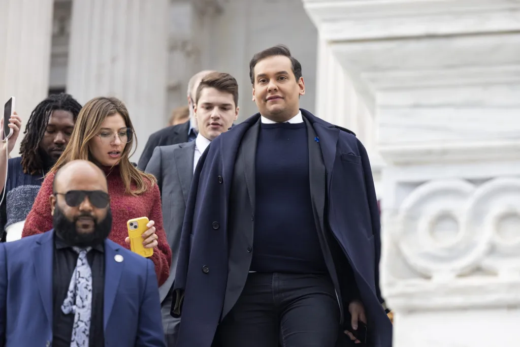 El legislador republicano George Santos (d) sale del Capitolio de Estados Unidos después de que la Cámara votara para expulsarlo del Congreso, en Washington. EFE/EPA/Jim Lo Scalzo