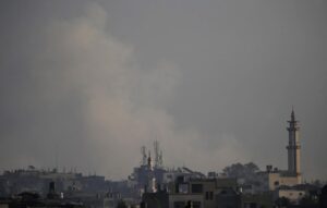 El humo se eleva tras los ataques aéreos israelíes en el este de la ciudad de Dei Al Balah, en el sur de la Franja de Gaza, el 14 de diciembre. EFE/EPA/Mohammed Saber