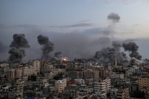La ONU reporta ataques cerca del Hospital Europeo de Gaza, con 70.000 refugiados. EFE/EPA/MOHAMMED SABLE