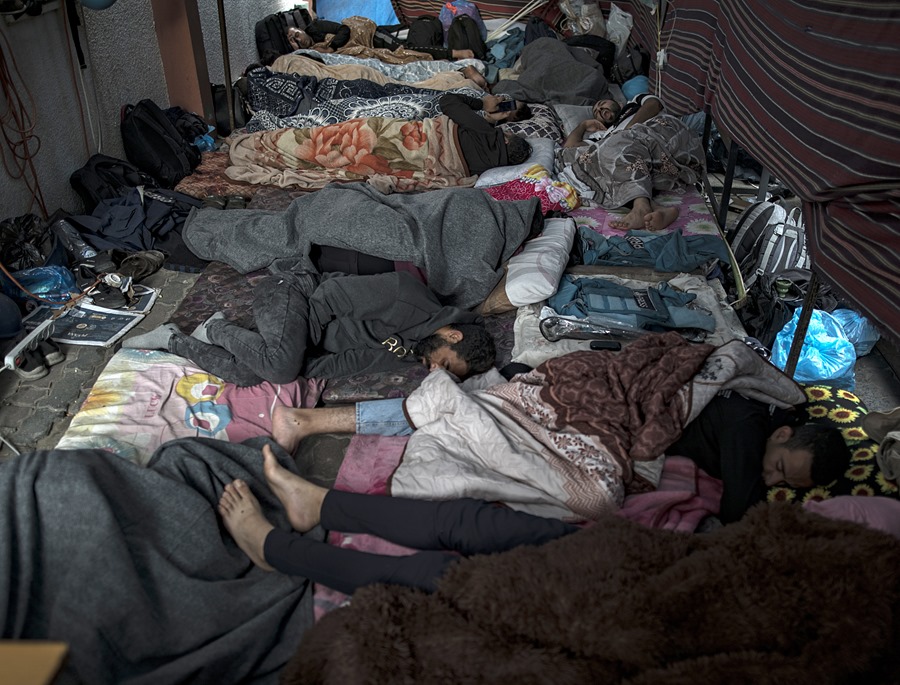 Imagen de archivo de palestinos refugiados en el hospital Hospital Nasser, en Jan Yunis, en el sur de la Franja de Gaza. EFE/EPA/Haitham Imad