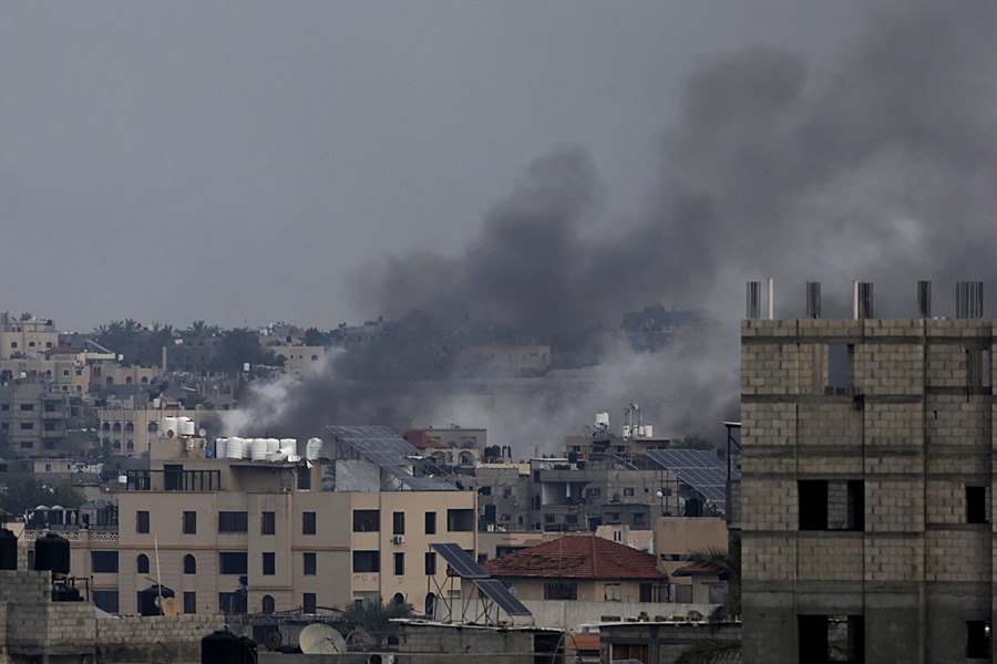 Columnas de humo en una zona atacada al sur de Gaza. EFE/EPA/Mohammed Saber