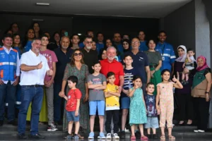 El presidente de Brasil, Luiz Inácio Lula da Silva (c), posa con personas repatriadas de la Franja de Gaza en un almuerzo hoy, en la Base Aérea Militar de Brasilia (Brasil). EFE/Andre Borges