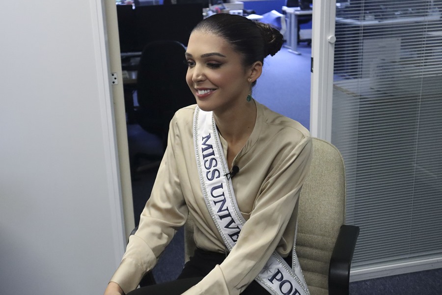 La asistente de vuelo lusa Marina Machete, primera mujer trans Miss Portugal, cuenta a EFE su experiencia. EFE/ Paula Fernández