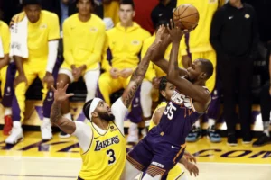 El jugador de los Phoenix Suns Kevin Durant (d) intenta un lanzamiento ante su rival de Los Angeles Lakers Anthony Davis (i) durante un partido de la NBA, en una fotografía de archivo. EFE/ Etienne Laurent