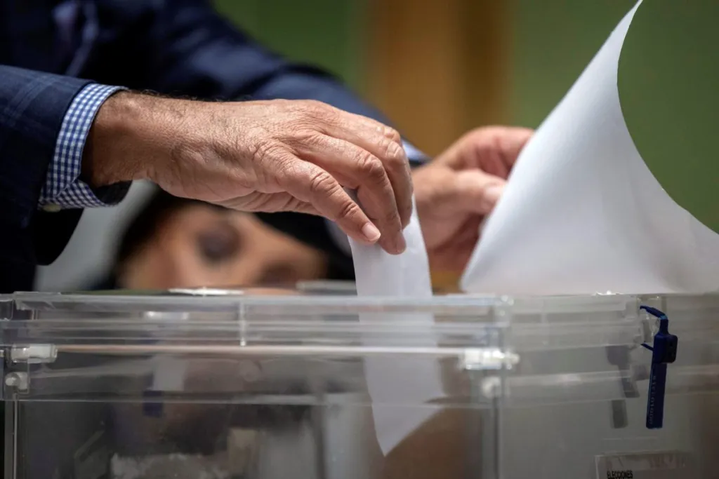 Imagen de archivo de una persona votando. EFE/Marcial Guillén