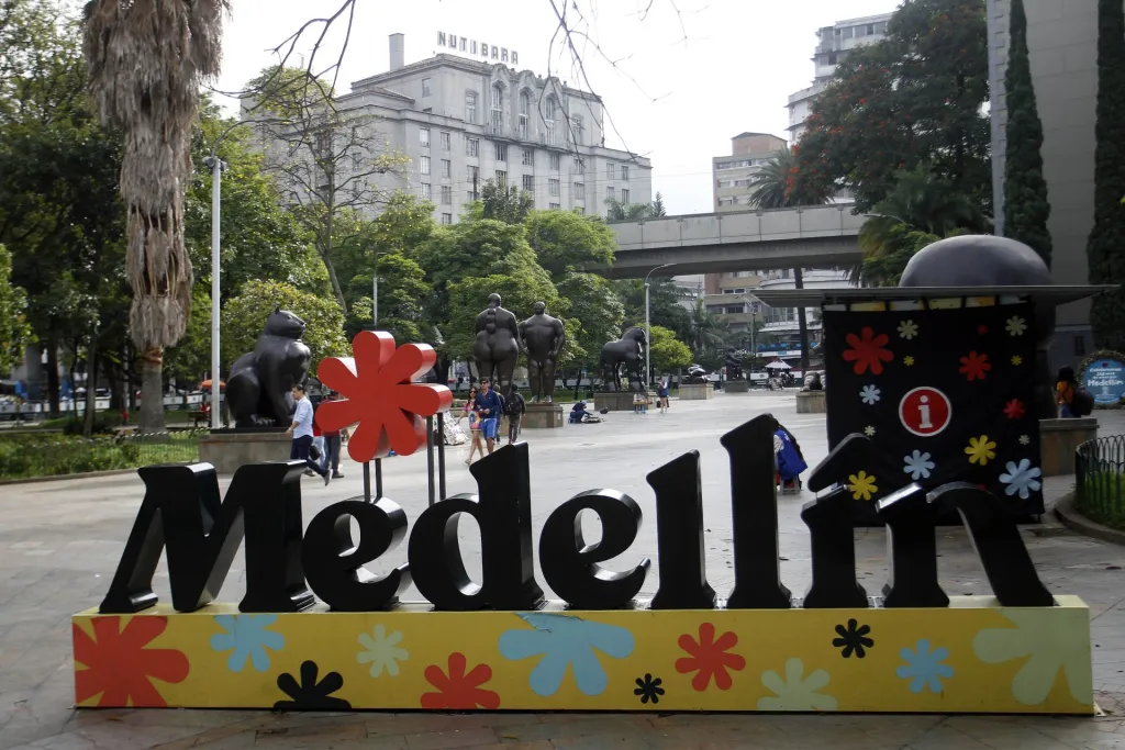 Fotografía de la Plaza Botero en Medellín (Colombia). EFE/Luis Eduardo Noriega