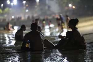 Personas se bañan en la playa de Arpoador en Río de Janeiro (Brasil). EFE/André Coelho