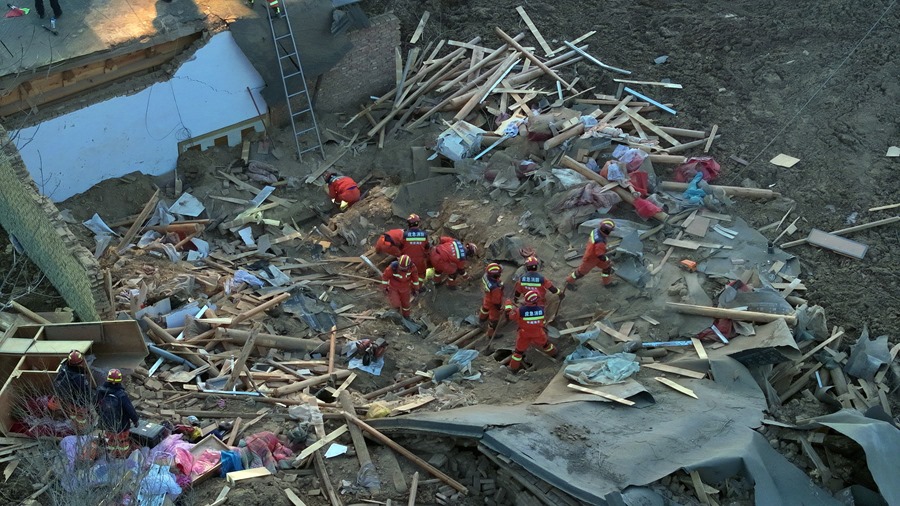 Equipos de rescate buscan supervivientes entre los escombros de edificios afectados por un terremoto en la aldea Caotan de Minhe Hui y el condado autónomo de Tu en la ciudad de Haidong, provincia de Qinghai, noroeste de China. EFE/EPA/XINHUA / Zhang Hongxiang