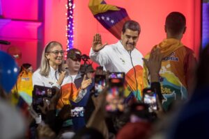 El presidente de Venezuela, Nicolás Maduro (d), acompañado de la primera dama, Cilla Flores, en un acto de celebración en Caracas tras el referéndum consultivo por El Esequibo. EFE/ Miguel Gutiérrez