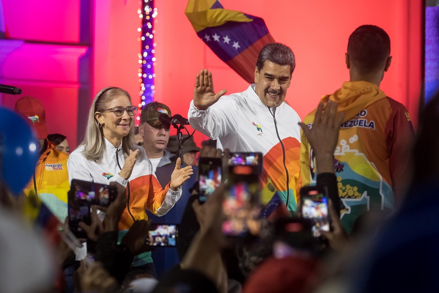 El presidente de Venezuela, Nicolás Maduro (d), acompañado de la primera dama, Cilla Flores, en un acto de celebración en Caracas tras el referéndum consultivo por El Esequibo. EFE/ Miguel Gutiérrez