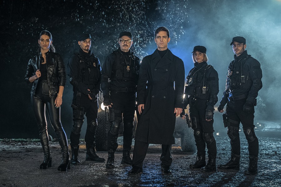 (De izq a der) Los actores Begoña Vargas, Joel Sánchez, Tristán Ulloa, Pedro Alonso, Michelle Jenner y Julio Peña, durante una escena del episodio 1 de la serie de Netflix "Berlín". EFE/Tamara Arranz/Netflix