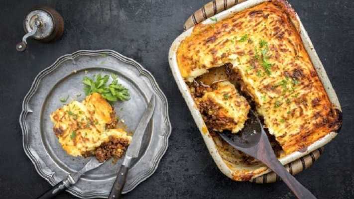 Pastel de carne en salsa de tomate