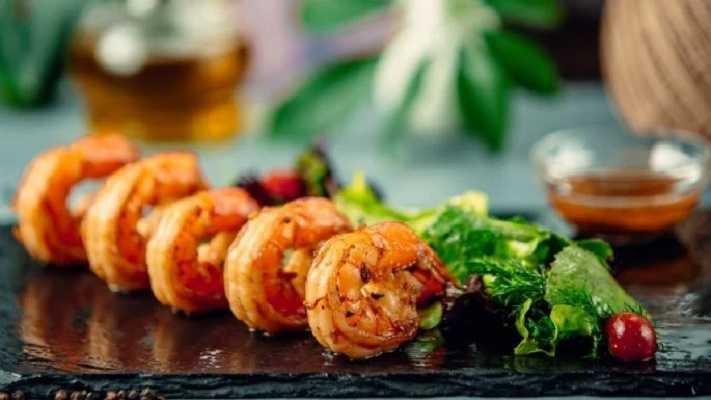 Brochetas de langostinos con chorizo