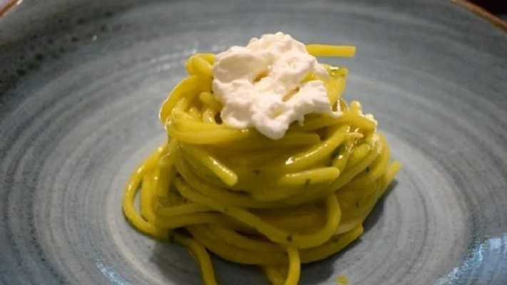 Espagueti con salsa de morrón