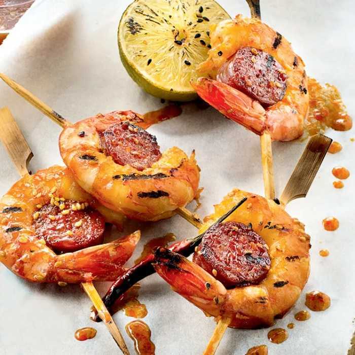 Brochetas de langostinos con chorizo: rico plato para compartir