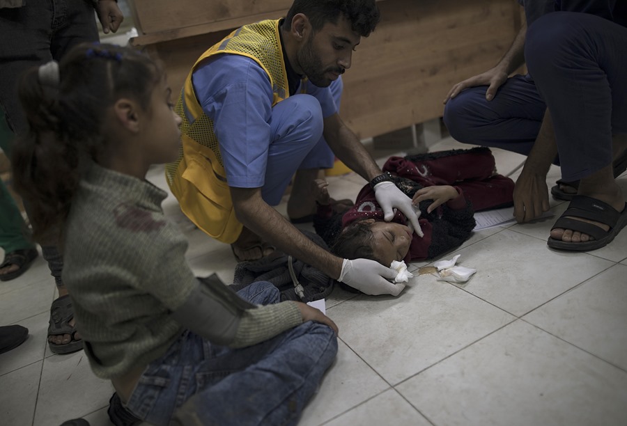 Un niño palestino herido recibe tratamiento en el Hospital Nasser de Khan Yunis. EFE/EPA/Haitham Imad